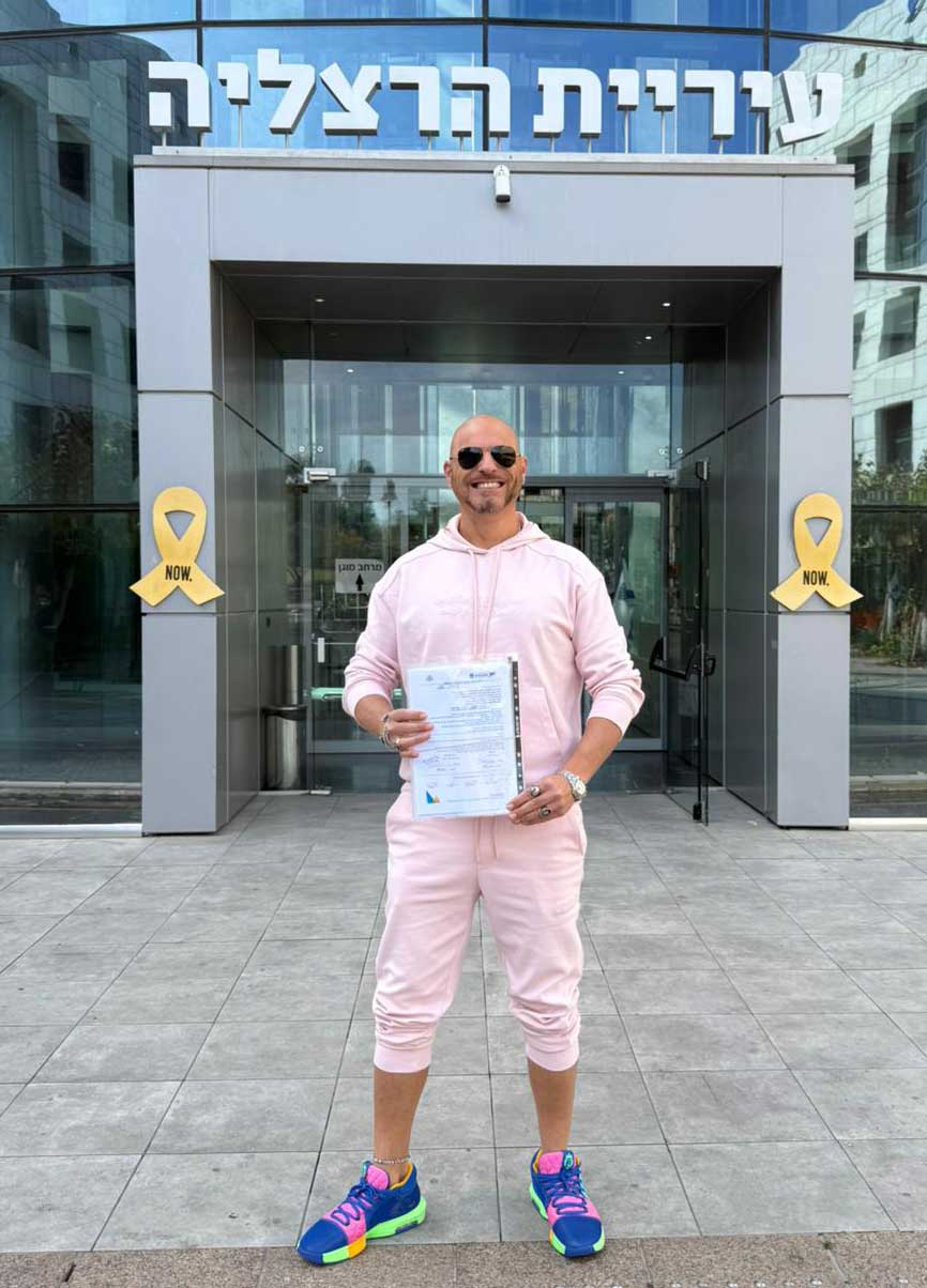 אסף אמר, נציג הדיירים בפרויקט הגפן בשכונת נווה ישראל, הרצליה, אוחז בטופס 4 של הפרויקט. הצילום בכניסה לבניין עריית הרצליה