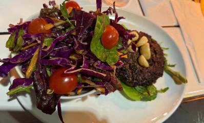 המבורגר וסלט על צלחת