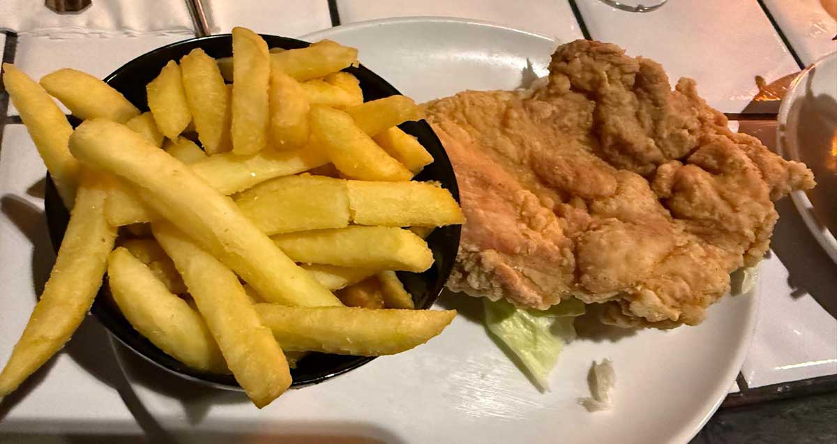 נגיסי עוף וצ'יפס על צלחת