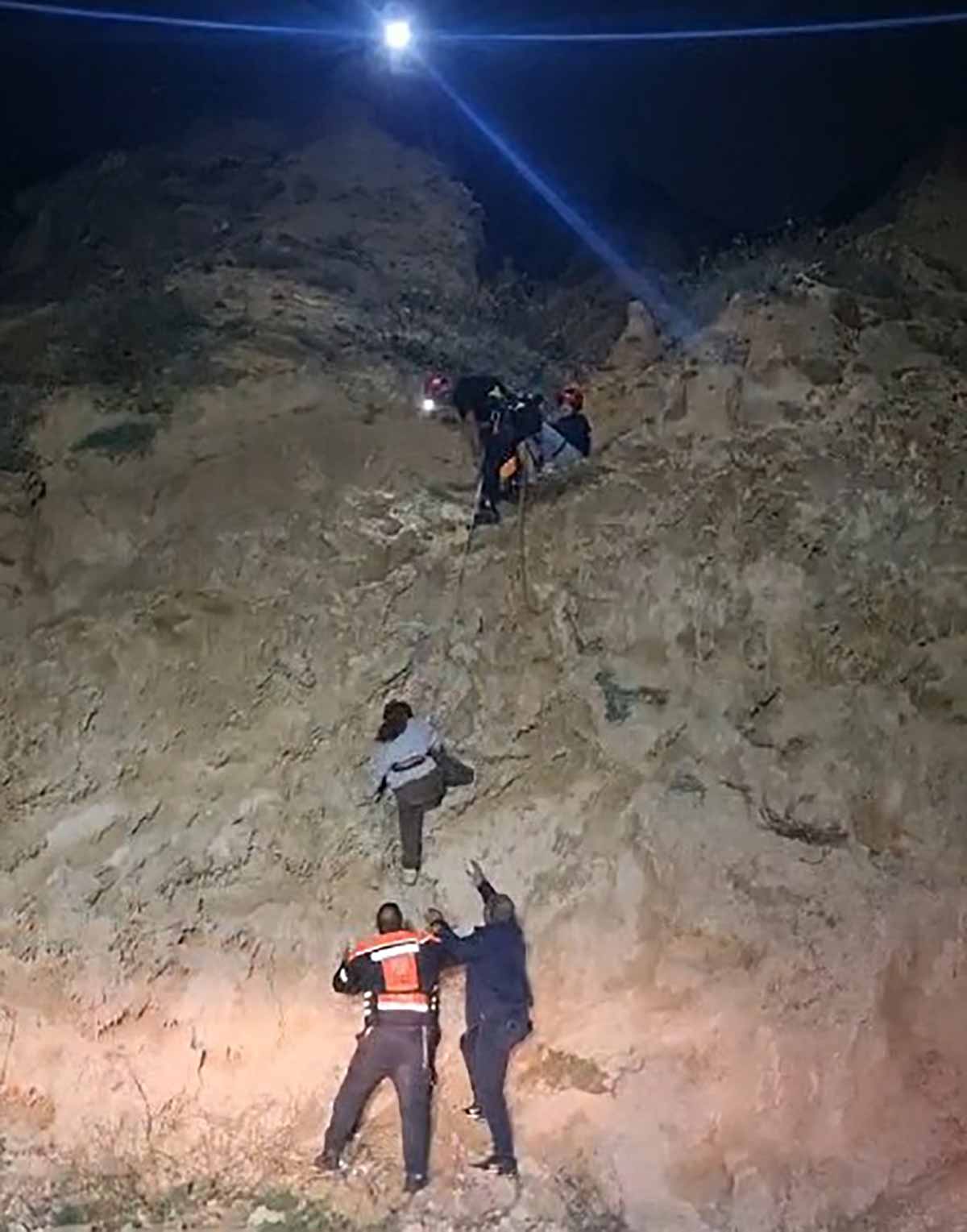 טיפוס על מצוק חוף הים. בחורה גולשת מהמצוק ושני אנשים למטה משגיחים עליה. במצוק למעלה עוד מחלץ ממתין עם שתי הנערות