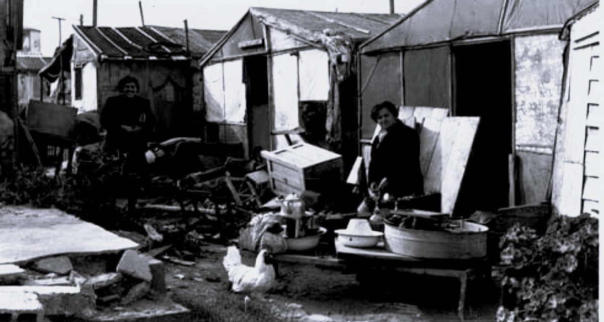 אישה במעברה בהרצליה. צילום ארכיון באדיבות בית ראשונים, הרצליה