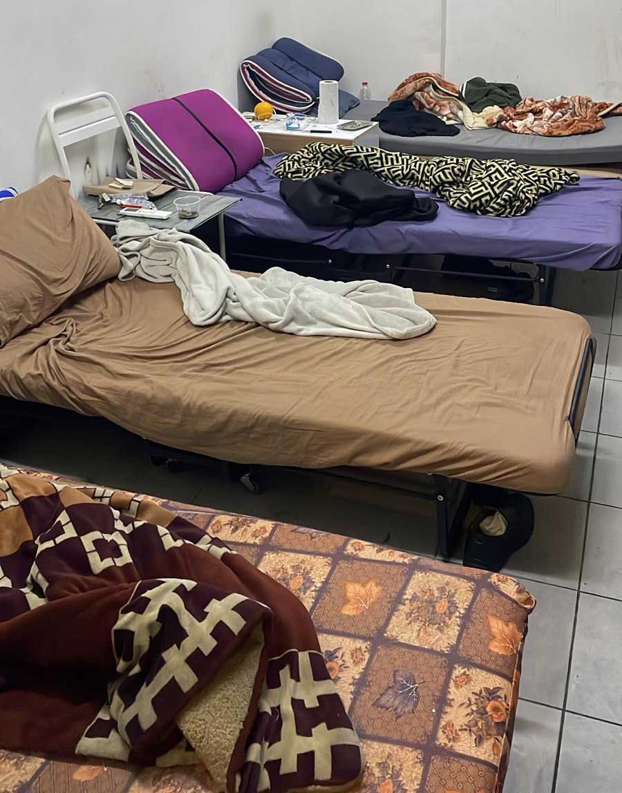 מיטות של שוהים בלתי חוקיים בחדר