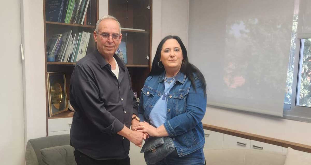 הדר שווייצר עם יצחק רוכברגר לוחצים ידים במשרד
