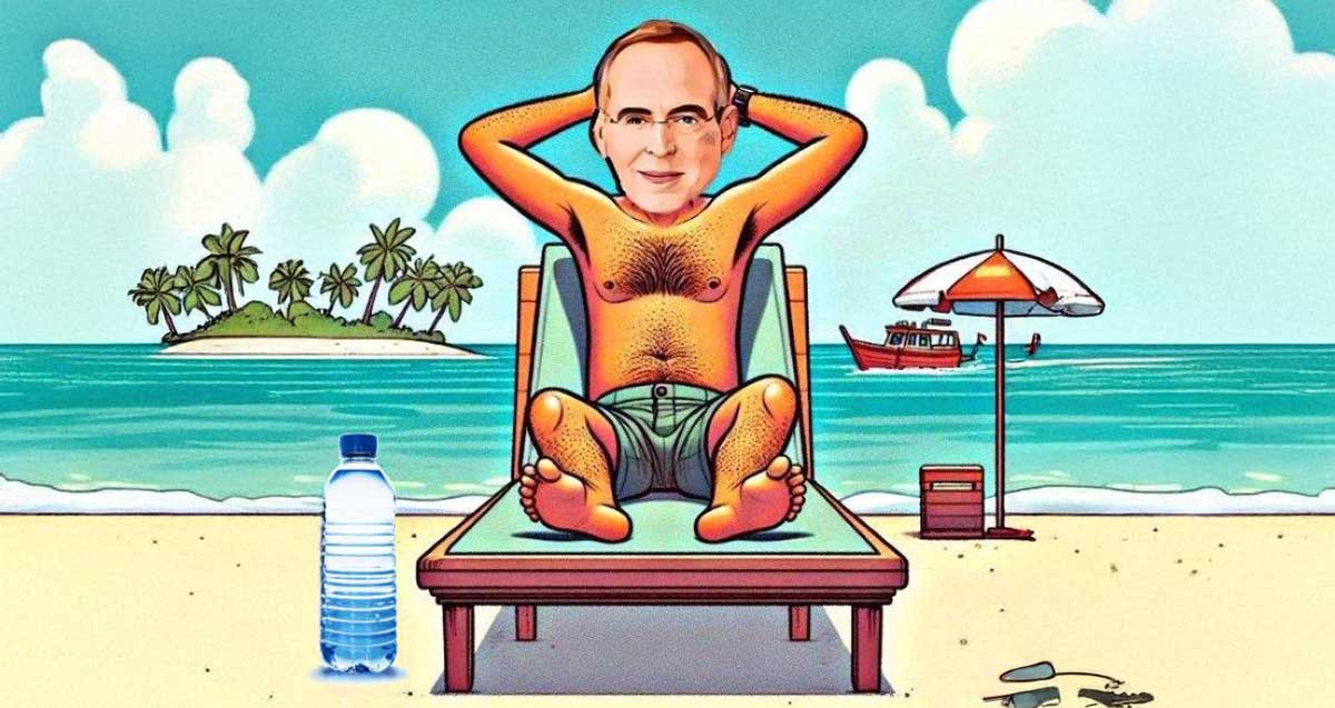 יצחק רוכברגר רואה ים. יצחק יושב על כסא נוח, וידיים מאחורי הראש. לימינו בקבוק מים על החול. משמאלו שמשיה ושולחן על החול. ברקע הים, סירה בים בצד ימין ואי קטן עם עצים בצד שמאל.