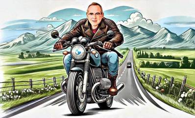 יצחק רוכברגר רוכב על אופנוע בין שדות מוריקים. מאחוריו הרים. איור AI