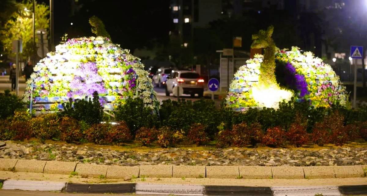כיכר מוארת בהרצליה. צילום: דוברות העירייה
