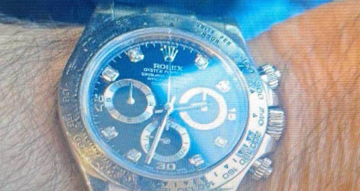 שעון יוקרה רולקס ענוד על פרק כף יד