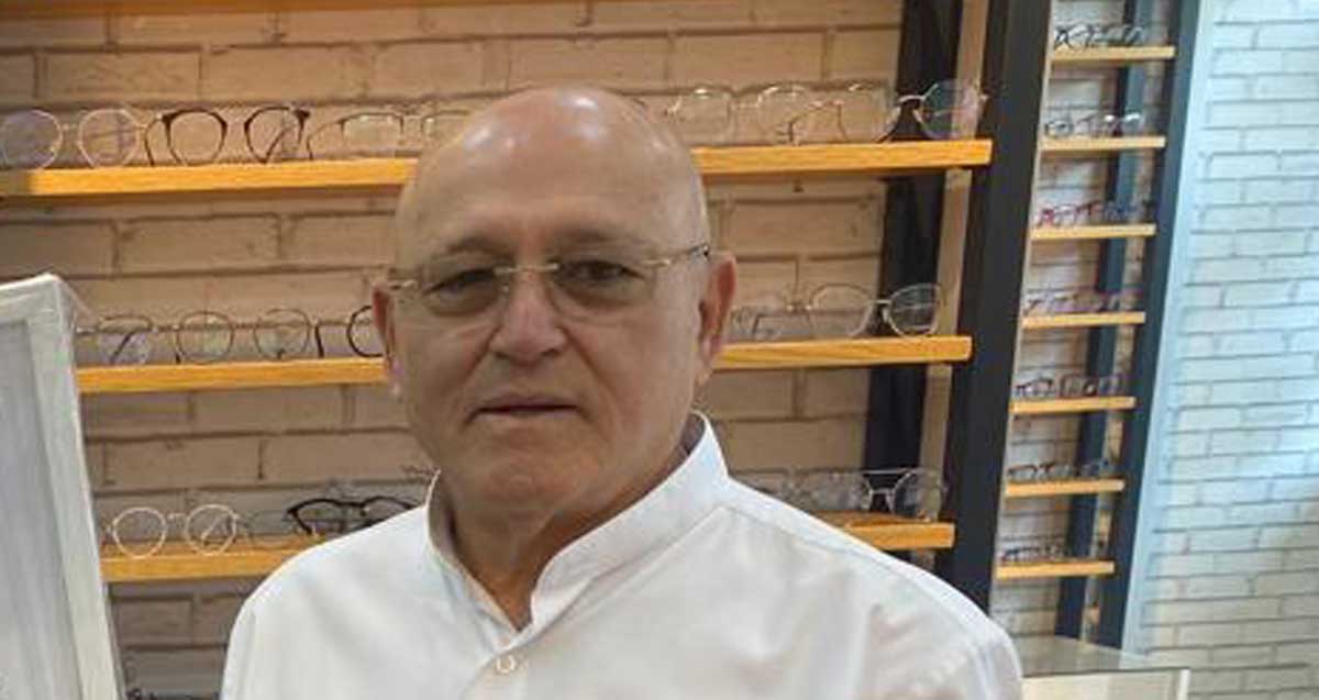 חבר מועצת העיר כפר סבא ממה שיינפיין, מאחוריו משקפיים מסודרים על מדפים