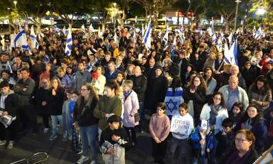 אלפי תושבי העיר רעננה עם דגלי ישראל מתכנסים ברחבת יד לבנים לכבוד שובה של נעמה לוי