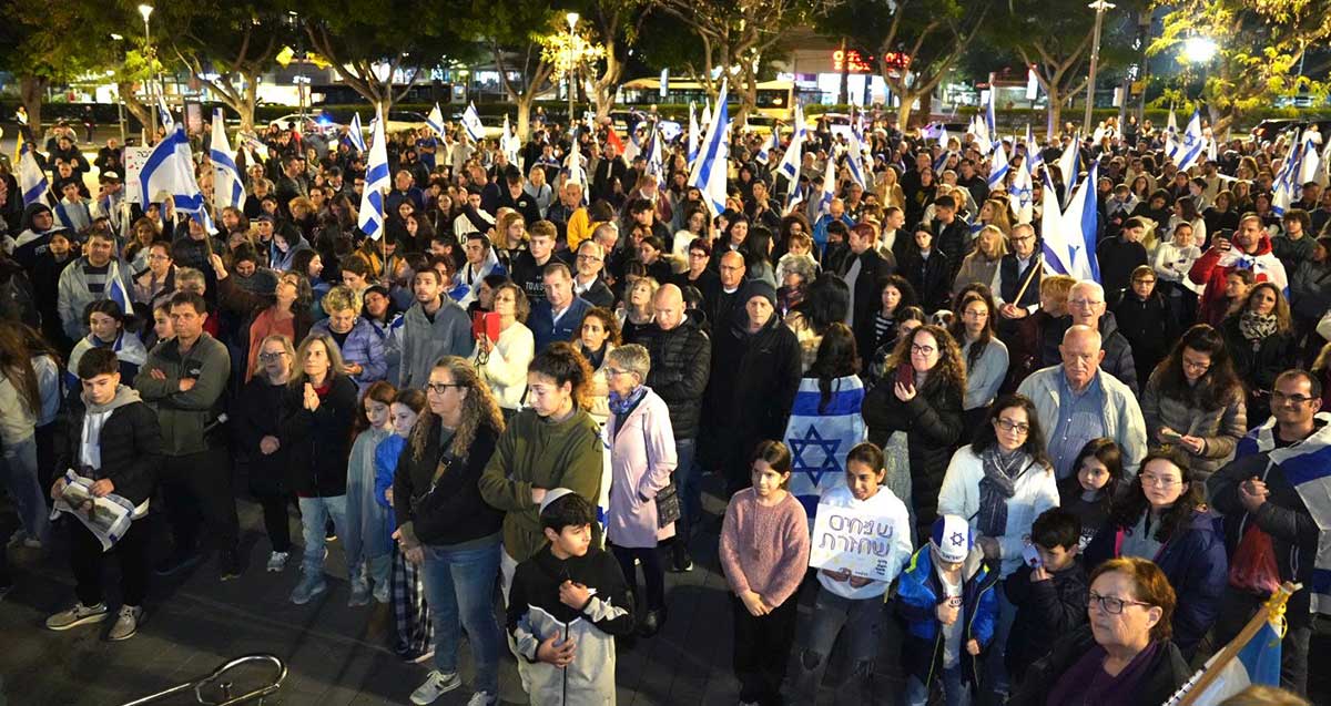אלפי תושבי העיר רעננה עם דגלי ישראל מתכנסים ברחבת יד לבנים לכבוד שובה של נעמה לוי