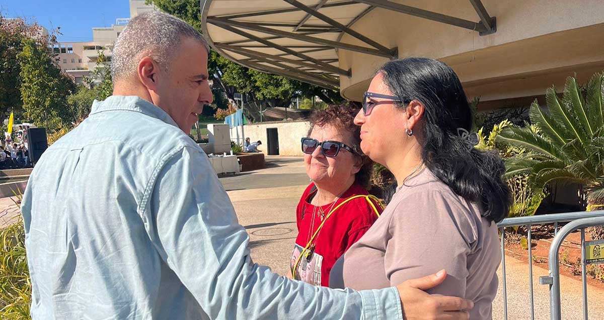 רפי סער עם שתי נשים בכניסה לעצרת למען שחרור החטופים