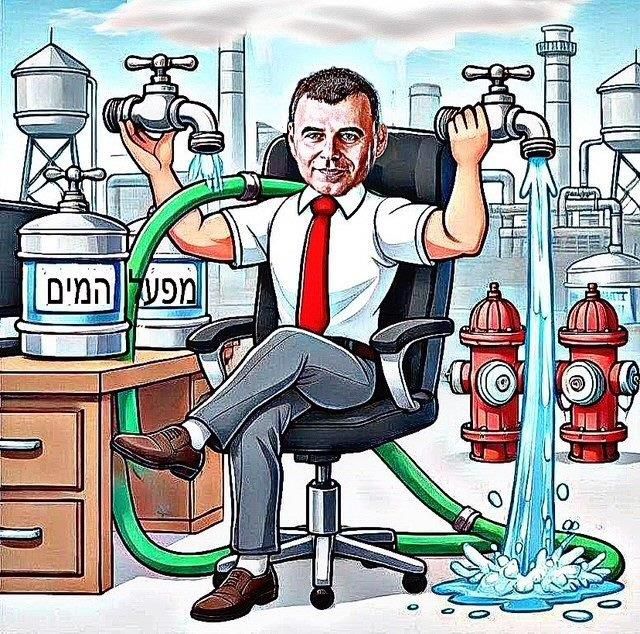 רפי סער יושב על כיסא מנהלים, לידו על שולחן העבודה שלו מיכלים שעליהם כתוב מפעל המים. הוא מחזיק שני שיברים מהם נוזלים מים. מאחוריו מפעל מים