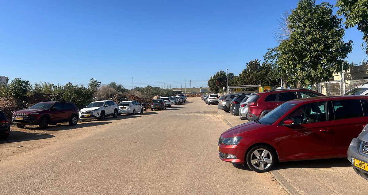 מכוניות חונות בכניסה לבית העלמין של רמת השרון בצומת מורשה
