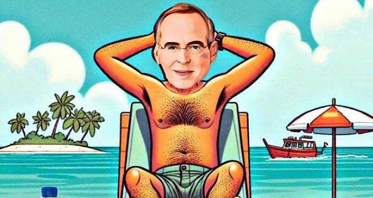 יצחק רוכברגר רואה ים. יצחק יושב על כסא נוח, וידיים מאחורי הראש. לימינו בקבוק מים על החול. משמאלו שמשיה ושולחן על החול. ברקע הים, סירה בים בצד ימין ואי קטן עם עצים בצד שמאל.