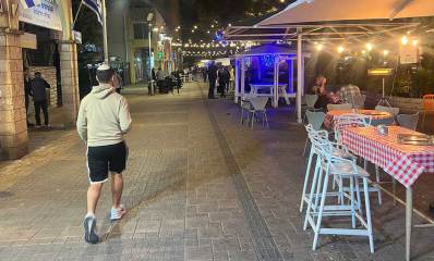 שדרות ח״ן הרצליה בלילה, שולחנות אוכל והסאות ריקים, מעט מאוד מבלים באירוע החורף