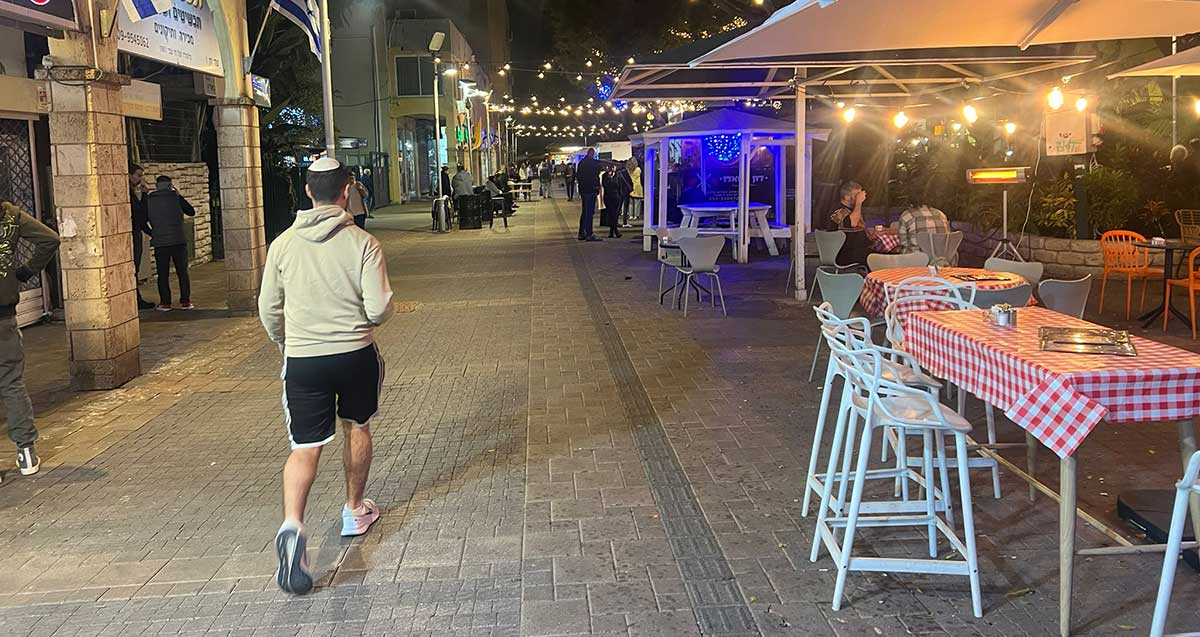 שדרות ח״ן הרצליה בלילה, שולחנות אוכל והסאות ריקים, מעט מאוד מבלים באירוע החורף