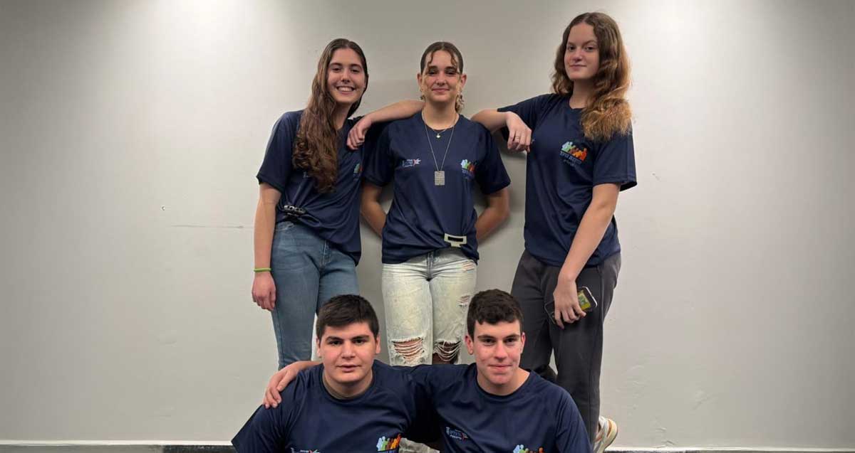 מועצת מועצת הנוער החדשה בהרצליה. בתמונה חמישה חברים: למעלה מימין לשמאל: אלה טיוטו, אריאל זיו, עדן מנטין. למטה מימין לשמאל: איתי פרידמן, אור בינדר.