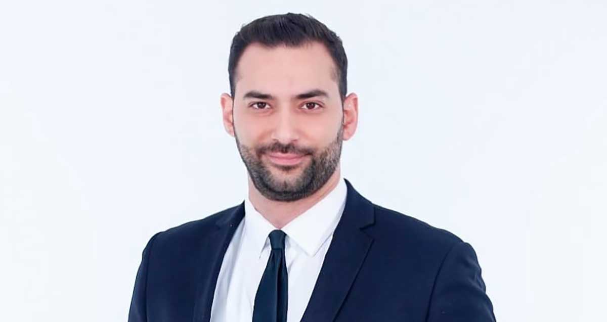 תמונת פלג גוף עליון של עו״ד טל רובינוב בחליפה