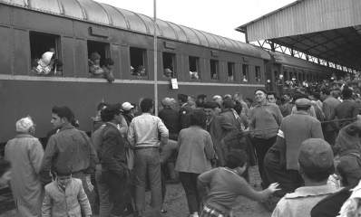 חנוכת מסילת הרכבת בכפר סבא ב-1961. רכבת עם תלמידי כיתות א' עומדת בתחנה. אנשים רבים על הרציף.