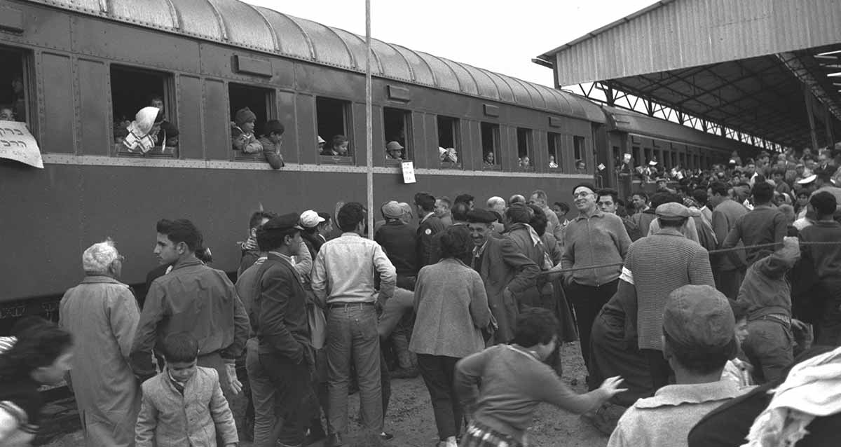 חנוכת מסילת הרכבת בכפר סבא ב-1961. רכבת עם תלמידי כיתות א' עומדת בתחנה. אנשים רבים על הרציף.