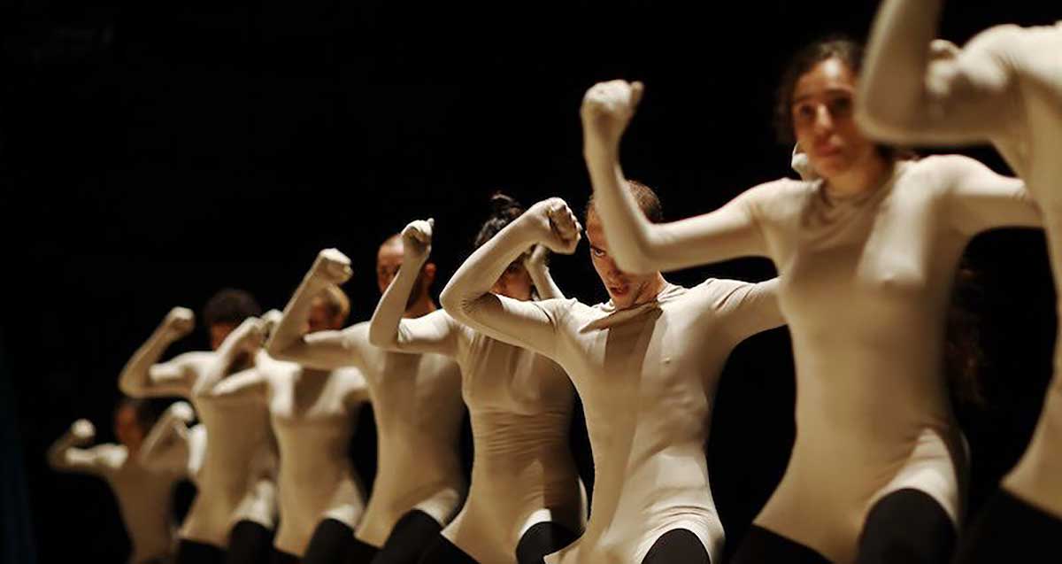 רקדנים ורקדניות של להקת בת שבע בבגד גוף לבן