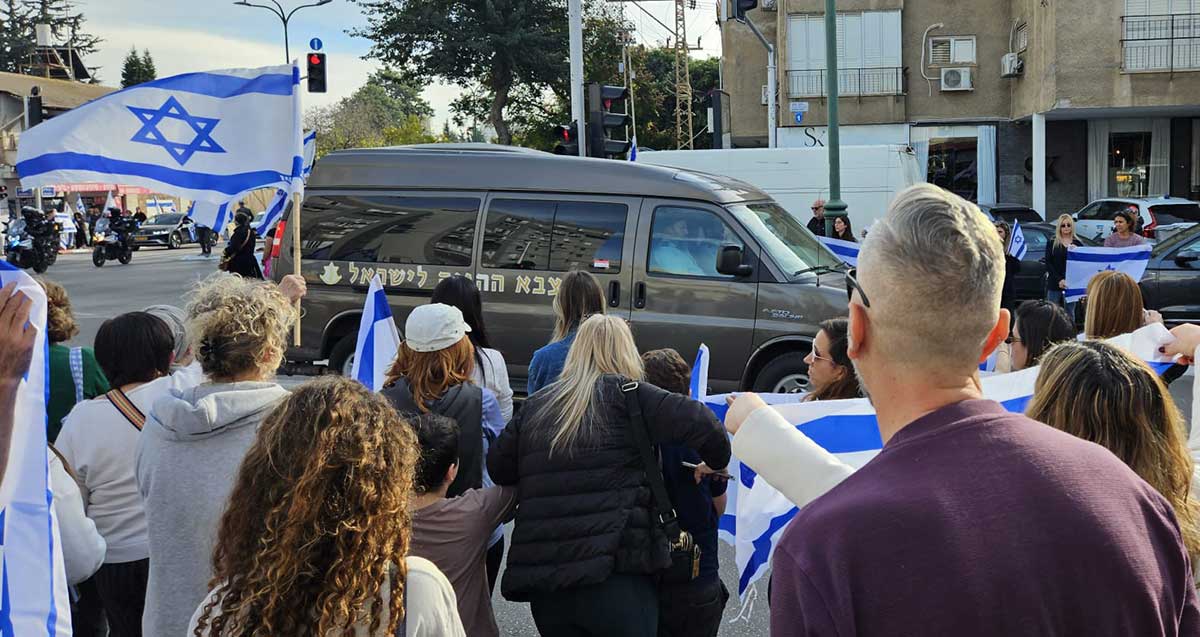 מסע הלוויה של סמ"ר יואב פפר ז"ל. בתמונה רכב של צה"ל ובו יובל פפר. תושבי הרצליה עם דגלי ישראל מלווים את מסע הלוויה, מאחור אופנועים של צה"ל