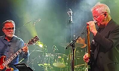 אלון אולארצ'יק עם אהוד בנאי בהופעה בבארבי. צילום: מערכת