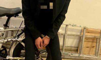 החשוד בפגיעה בהולכת רגל בהרצליה. אזוק ליד האופניים