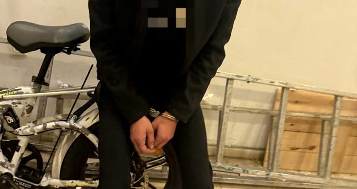 החשוד בפגיעה בהולכת רגל בהרצליה. אזוק ליד האופניים