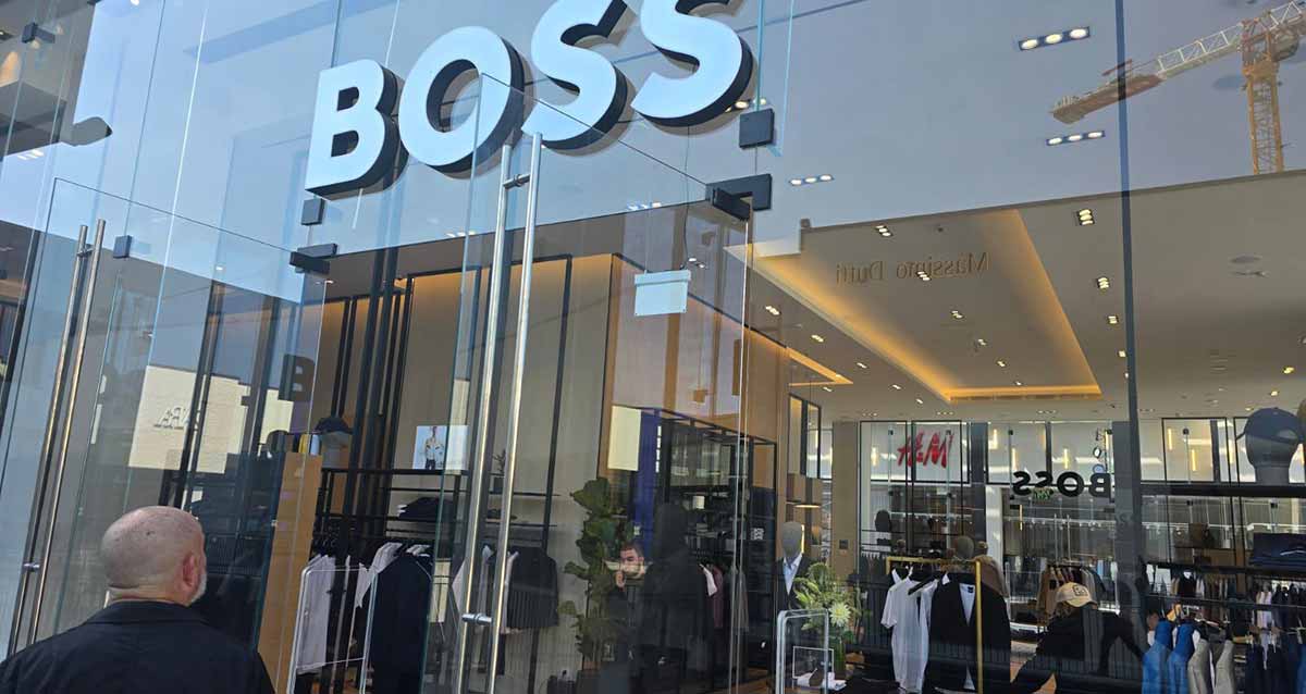 ביג פאשן גלילות - הכנות אחרונות לפתיחה. תמונה של הכניסה לחנות של בוס. מעל הכניסה שלט באנגלית: BOSS