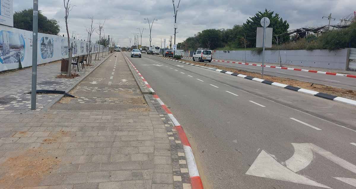 כביש הגישה לביג פאשן גלילות. כביש רחה עם שני מסלולים ושני נתיבים בכל מסלול. בין המבלולים פס הפרדה עם משטח חולי ועמודי תאורה. משמאל מסלול נוסף שטרם נפתח, ולצידו מדרכה.