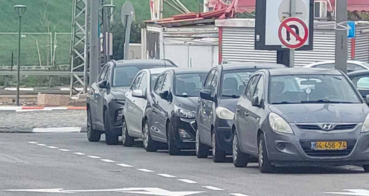 חונים לאורך הכביש המוביל לביג פאשן גלילות. שורת מכוניות פרטיות חונות.