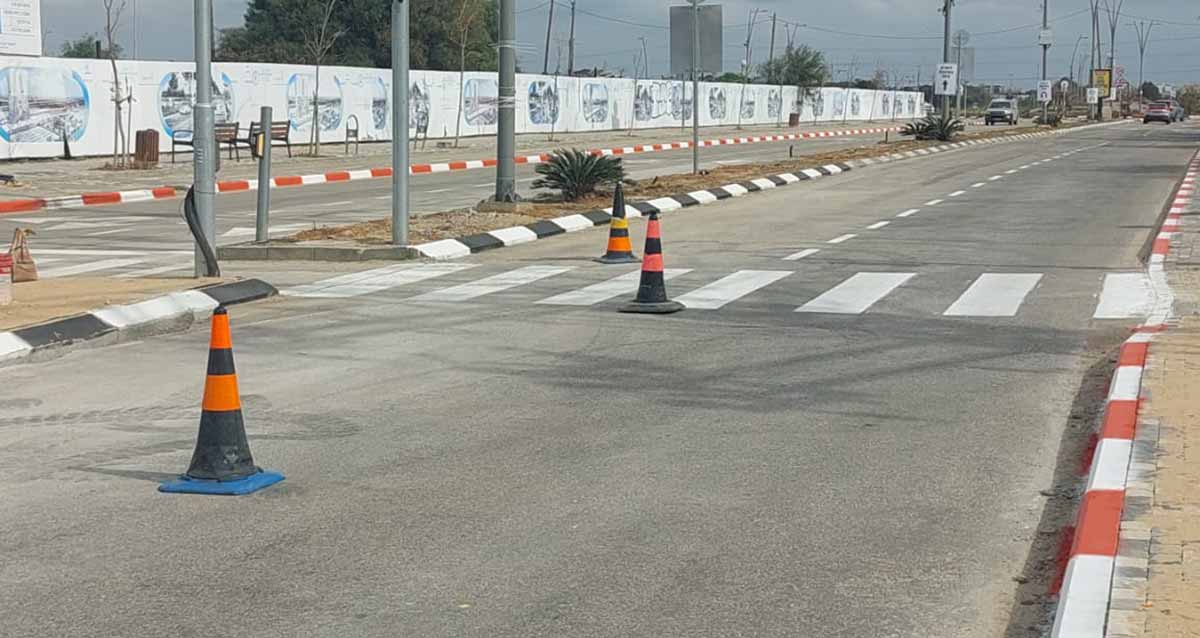 שפת המדרכה נצבעה באדום לבן במתחם סינמה סיטי וביג פאשן