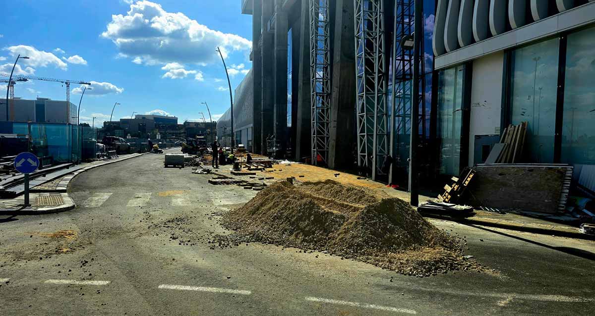 מתחם ביג גלילות רגע לפני הפתיחה. כביש מסביב למבנה, וערמות חול על הכביש, ועבודות ריצוף במדרכה.