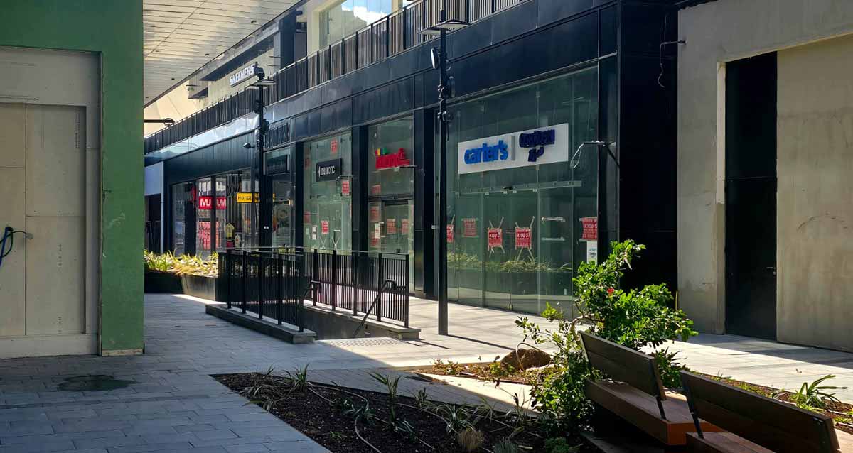 מתחם ביג גלילות רגע לפני הפתיחה. שורת חנויות בצד ימין בתוך הקניון. באמצע מדרגות ירידה לחניון וערוגות של צמחים. על החנות הראשונה כיתוב באנגלית: CARTER'S