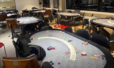 קזינו לא חוקי בהרצליה פיתוח. באולם מוצבים שמונה שולחנות אליפטיים של הימורים וסביבם כסאות.