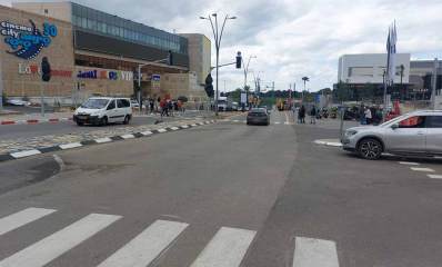 כביש הגישה הפנימי למתחם סינמה סיטי. כביש של שני מסלולים עם הפרדה של פס מרוצף, ועמודי תאורה. משמאל בתמונה בניין הסינמה סיטי בעברית ובאנגלית עם המספר 30, מספר אולמות הקולנוע.