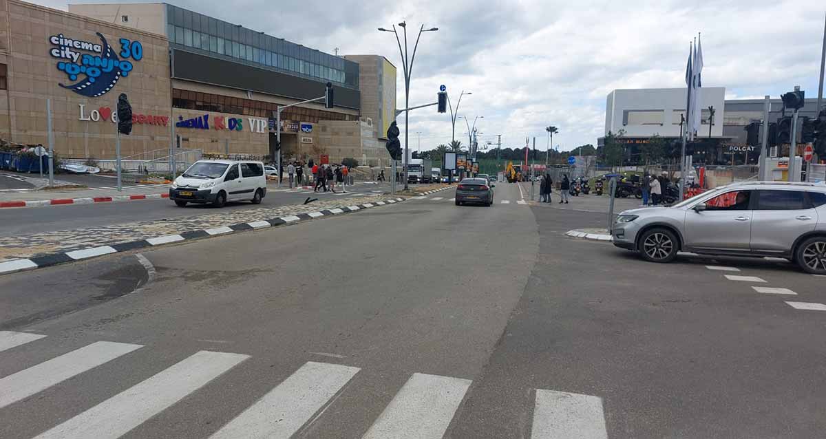 כביש הגישה הפנימי למתחם סינמה סיטי. כביש של שני מסלולים עם הפרדה של פס מרוצף, ועמודי תאורה. משמאל בתמונה בניין הסינמה סיטי בעברית ובאנגלית עם המספר 30, מספר אולמות הקולנוע.