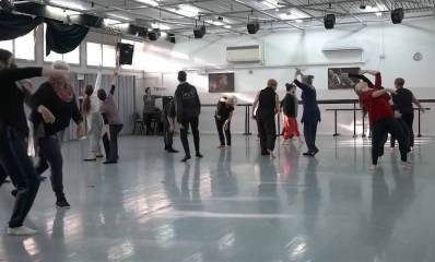 חוג המחול ברמת השרון. באולם הספרט נשים וגברים רוקדים.