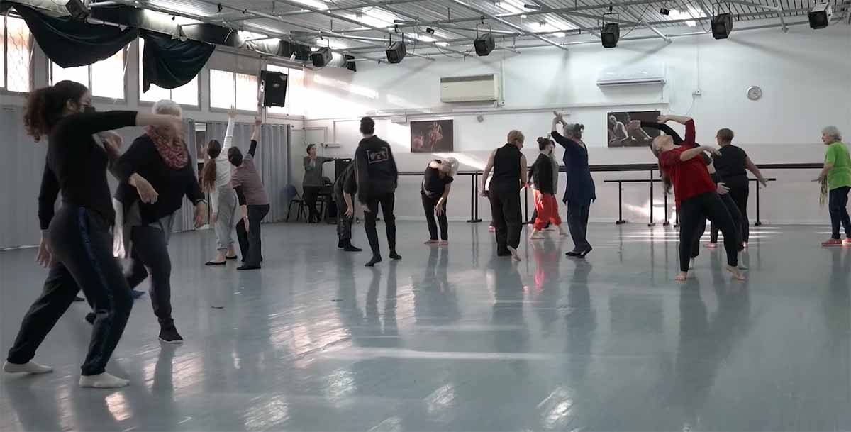 חוג המחול ברמת השרון. באולם הספרט נשים וגברים רוקדים.