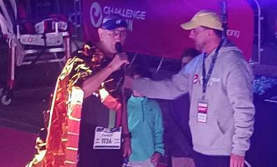 אלי בלאלי אוחז מיקרופון ולידו מארגן התחרות ושני ילים