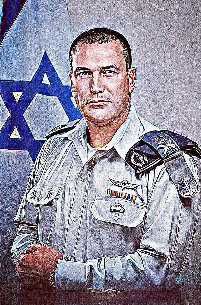 אלוף אייל זמיר במדי צה"ל. מאחוריו דגל ישראל