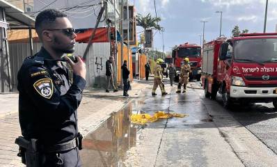 שוטר, כבאים וכבאיות מכבים את שריפה שפרצה ברחוב ההגנה בתל אביב