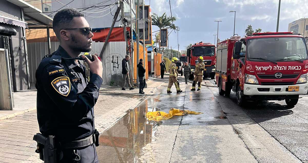 שוטר, כבאים וכבאיות מכבים את שריפה שפרצה ברחוב ההגנה בתל אביב