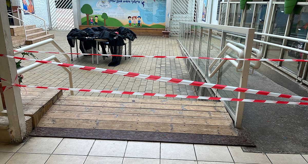 הכניסה החסומה על ידי סרטי סימון אדום לבן לחצר בבית הספר גולן ברמת השרון