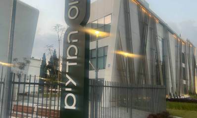 התיכון למדעים הרצליה. בניין של שלוש קומות, צילום של פינת הבניין הארוך. על גדר התיכן שלט עם הכיתוב: קמפוס המדעים.