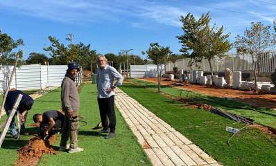 סגן ראש העיר עו״ד עידן למדן בחלקת הקבורה האזרחית. לידו פועלילם העובדים על התקנת הדשא