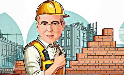 איור של איציק רוכברגר בתלבושת של פועל בניין. מימינו קיר לבנים בבנייה ומאחורי הקיר פיגומים ובניין של 4 קומות. משמאלו בניין דומה אבל בשלבי בנייה של הקומה השלישית.