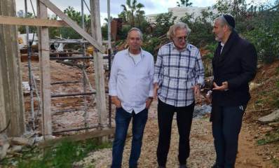 יעקב קורצקי, עידן למדן ואיציק רוכברגר. באתר בנייה