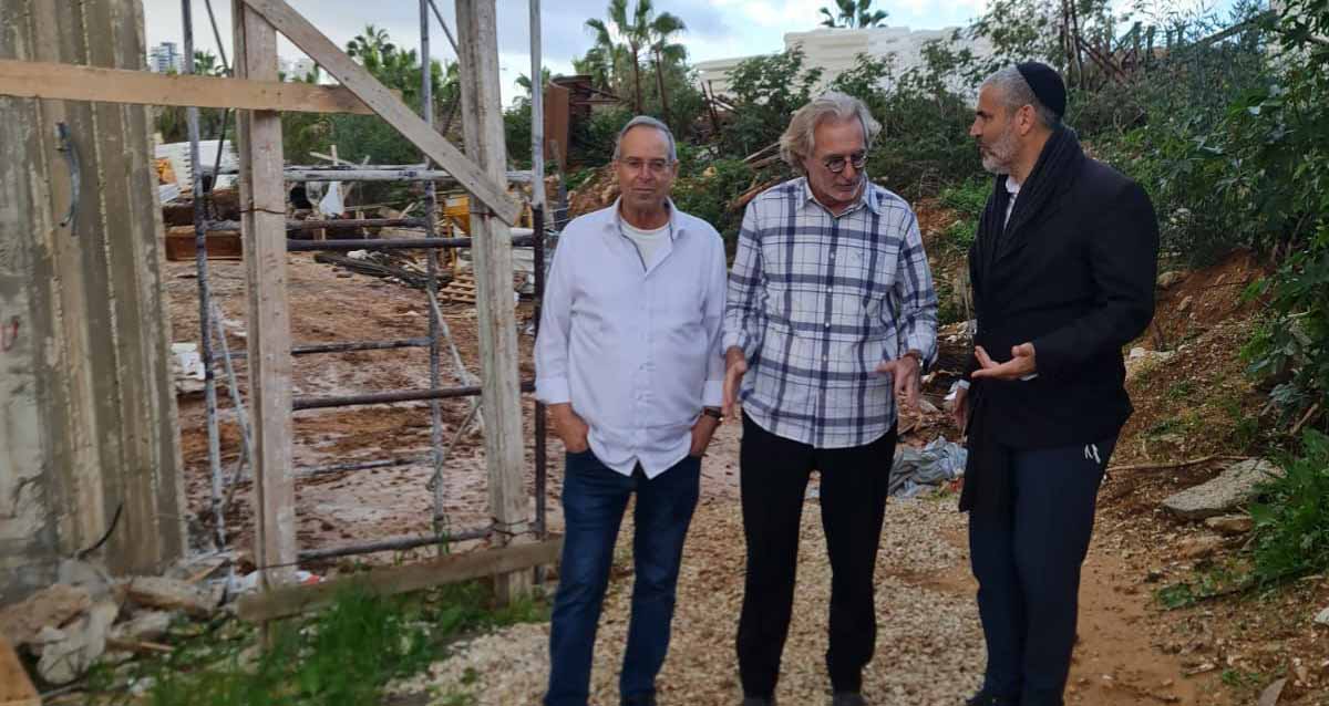 יעקב קורצקי, עידן למדן ואיציק רוכברגר. באתר בנייה